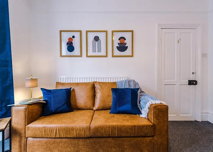 Spacious 3-Bed House In Stoke By 53 Degrees Property, Ideal For Long Stays, Free Parking - Sleeps 6