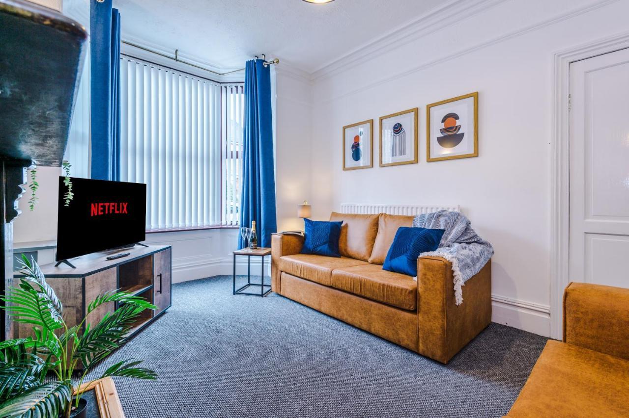 Spacious 3-bed House In By 53 Degrees Property, Ideal For Long Stays, Free Parking - Sleeps 6 Holiday home