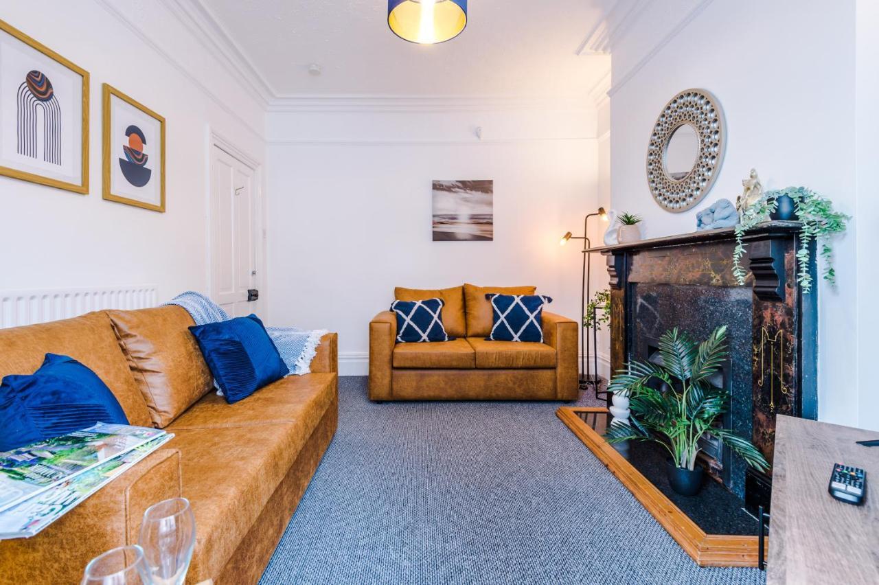 Spacious 3-bed House In By 53 Degrees Property, Ideal For Long Stays, Free Parking - Sleeps 6 *