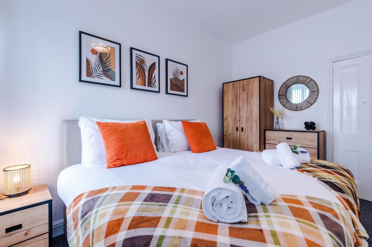 Holiday home Spacious 3-bed House In By 53 Degrees Property, Ideal For Long Stays, Free Parking - Sleeps 6 Stoke-on-Trent