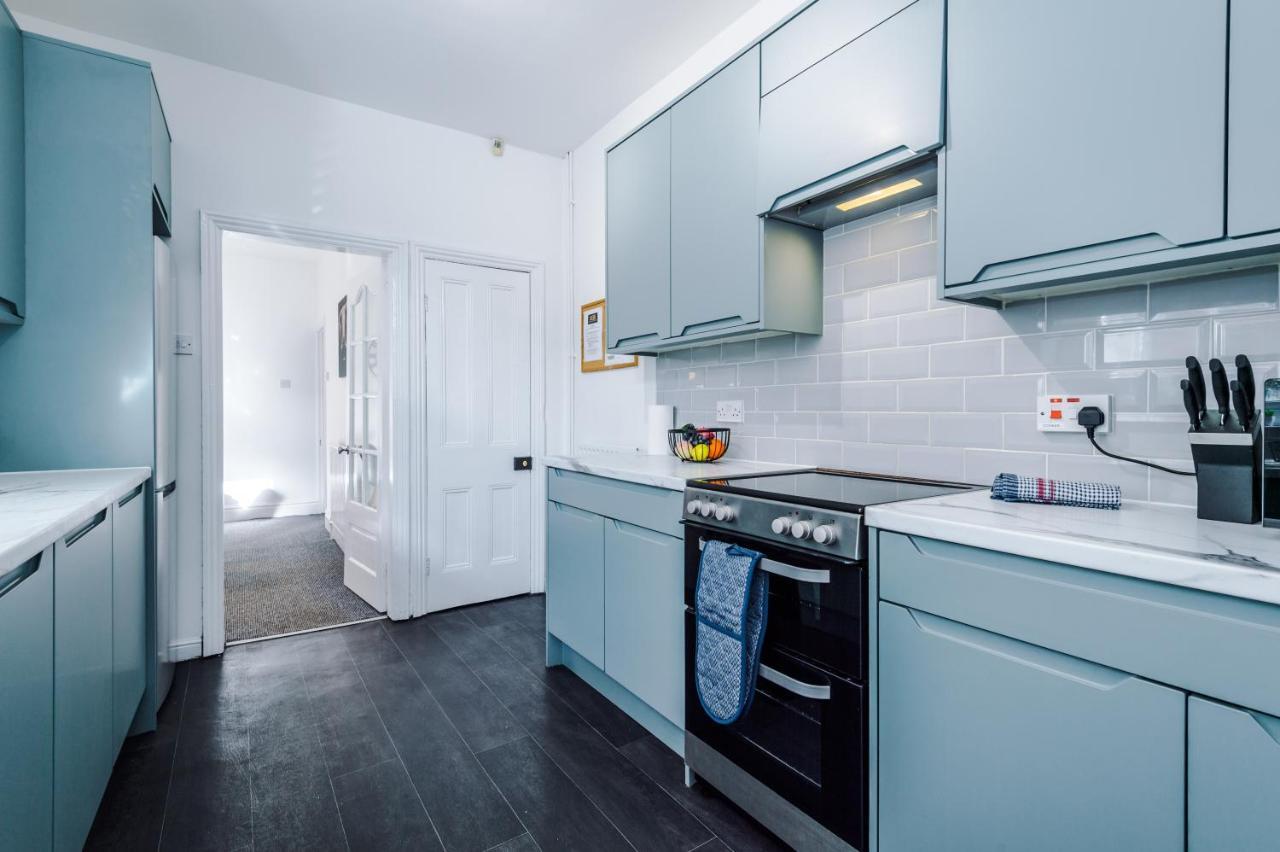 Spacious 3-bed House In By 53 Degrees Property, Ideal For Long Stays, Free Parking - Sleeps 6 Holiday home Stoke-on-Trent