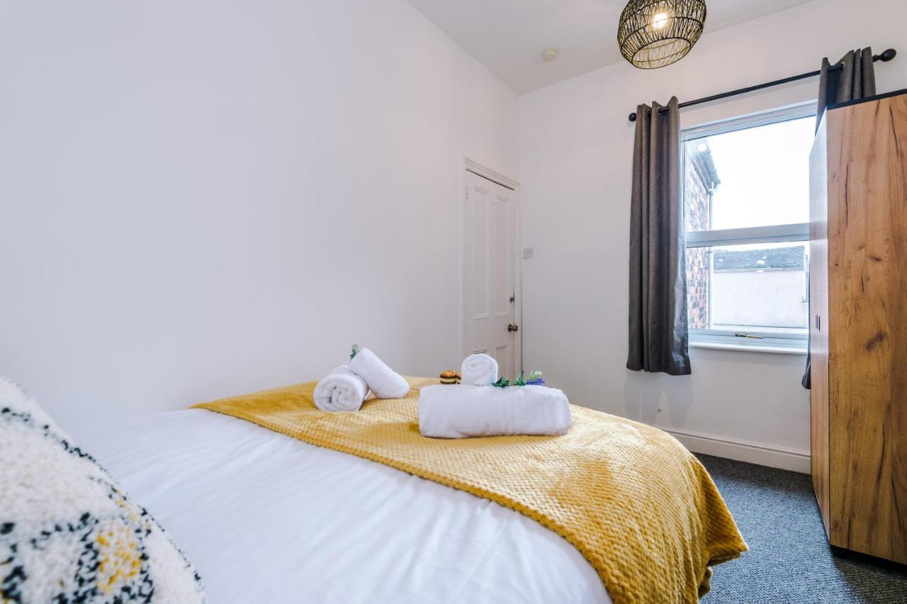 Spacious 3-bed House In By 53 Degrees Property, Ideal For Long Stays, Free Parking - Sleeps 6 * Stoke-on-Trent
