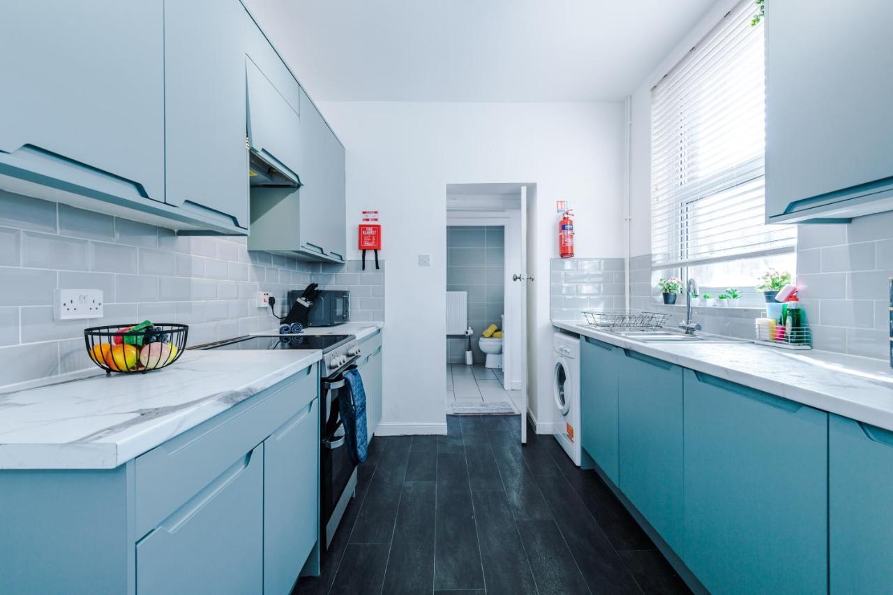 Spacious 3-bed House In By 53 Degrees Property, Ideal For Long Stays, Free Parking - Sleeps 6 * Stoke-on-Trent