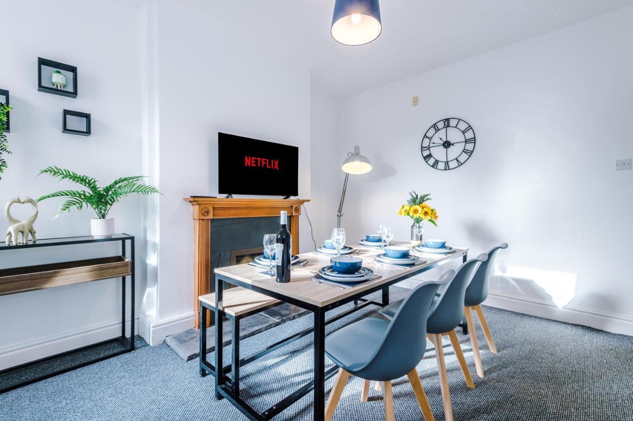 Holiday home Spacious 3-bed House In By 53 Degrees Property, Ideal For Long Stays, Free Parking - Sleeps 6 Stoke-on-Trent