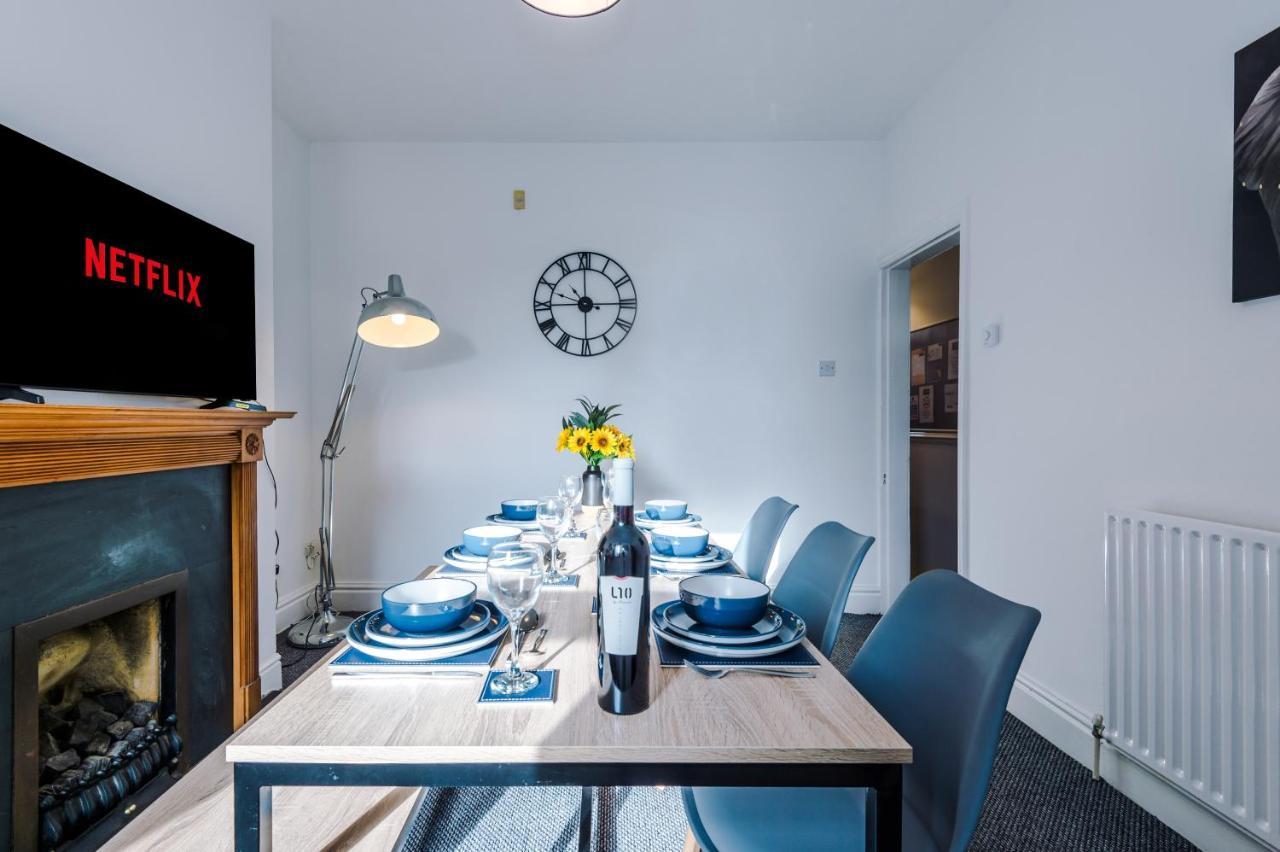 Spacious 3-bed House In By 53 Degrees Property, Ideal For Long Stays, Free Parking - Sleeps 6 Holiday home *