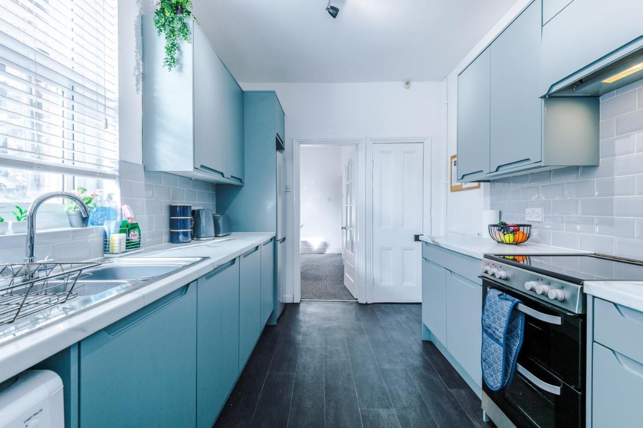 Holiday home Spacious 3-bed House In By 53 Degrees Property, Ideal For Long Stays, Free Parking - Sleeps 6 Stoke-on-Trent