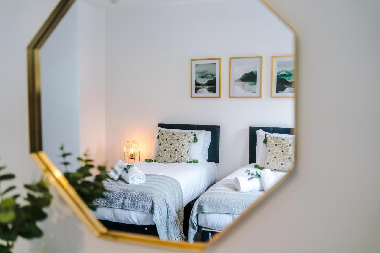 Holiday home Spacious 3-bed House In By 53 Degrees Property, Ideal For Long Stays, Free Parking - Sleeps 6