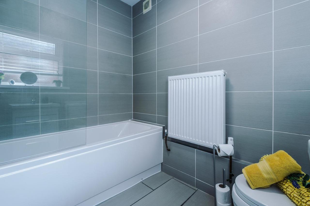 Spacious 3-bed House In By 53 Degrees Property, Ideal For Long Stays, Free Parking - Sleeps 6 * Stoke-on-Trent