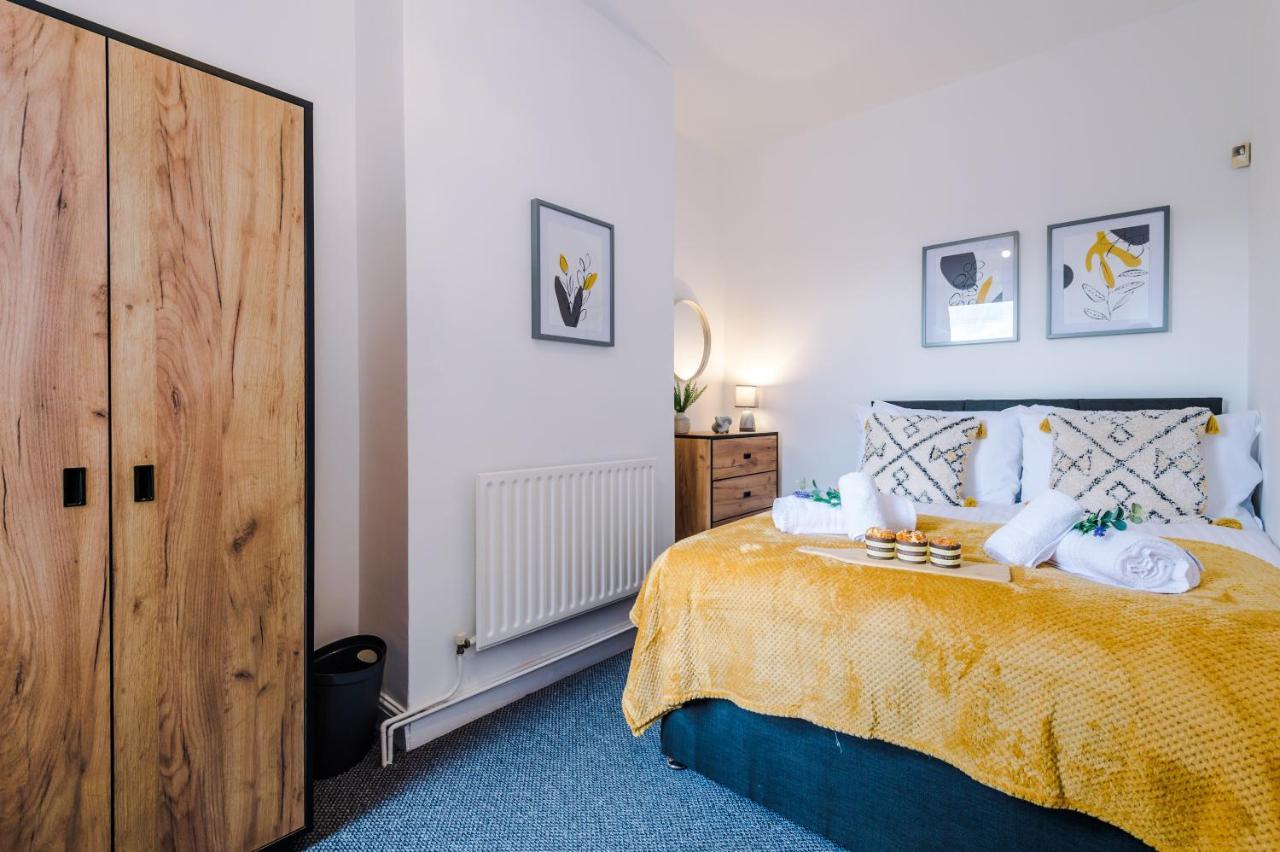 Spacious 3-bed House In By 53 Degrees Property, Ideal For Long Stays, Free Parking - Sleeps 6 Holiday home