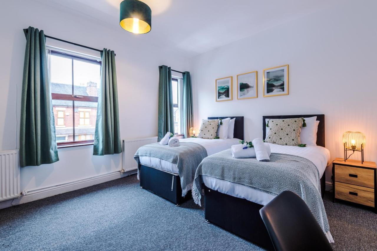 Holiday home Spacious 3-bed House In By 53 Degrees Property, Ideal For Long Stays, Free Parking - Sleeps 6