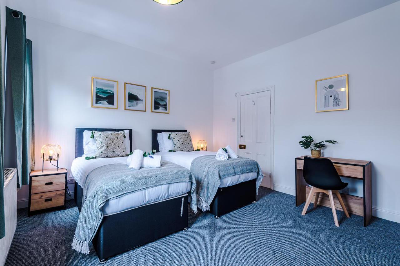 Spacious 3-bed House In By 53 Degrees Property, Ideal For Long Stays, Free Parking - Sleeps 6 * Stoke-on-Trent