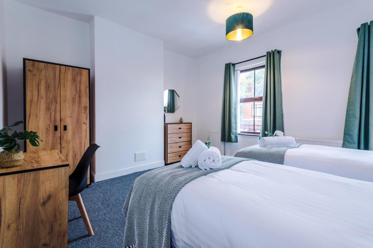 Spacious 3-bed House In By 53 Degrees Property, Ideal For Long Stays, Free Parking - Sleeps 6 *