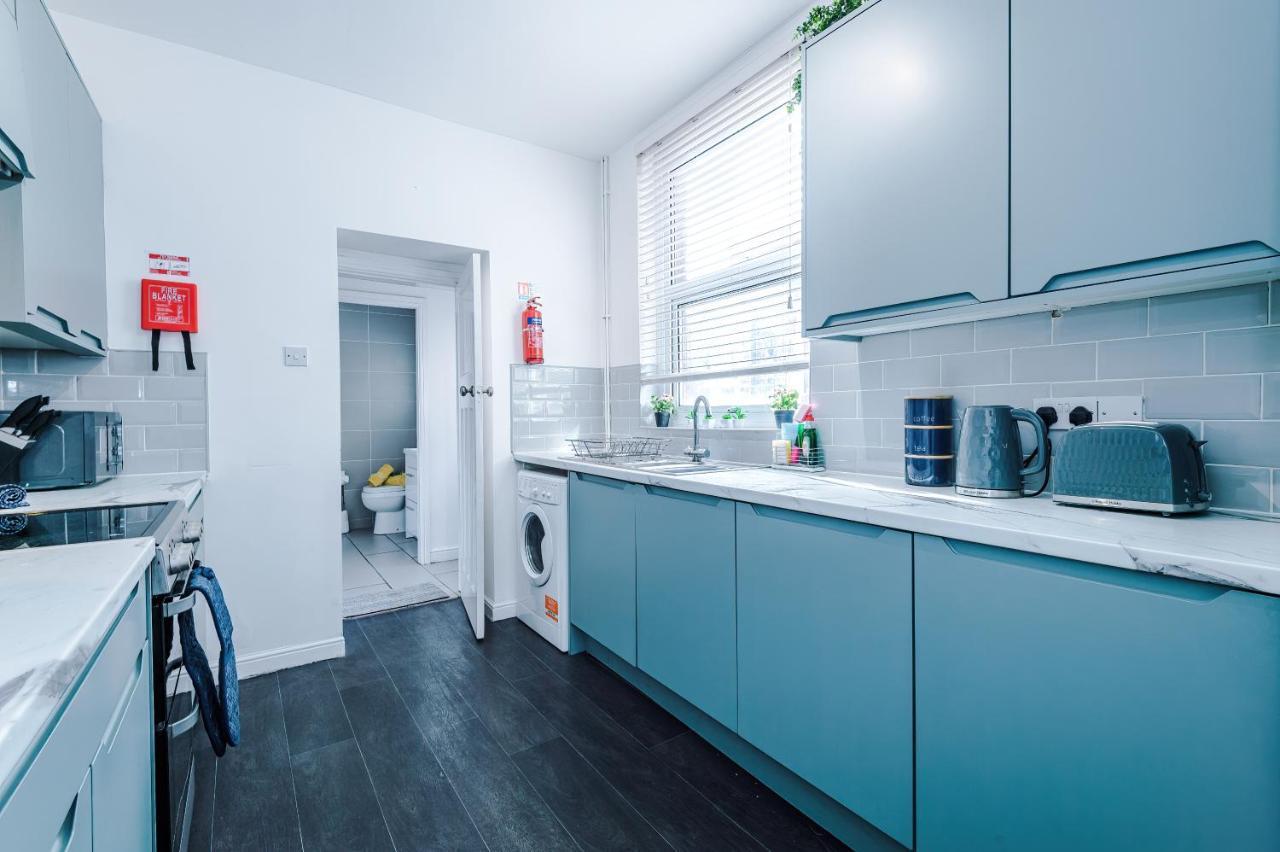 Spacious 3-bed House In By 53 Degrees Property, Ideal For Long Stays, Free Parking - Sleeps 6 * Stoke-on-Trent