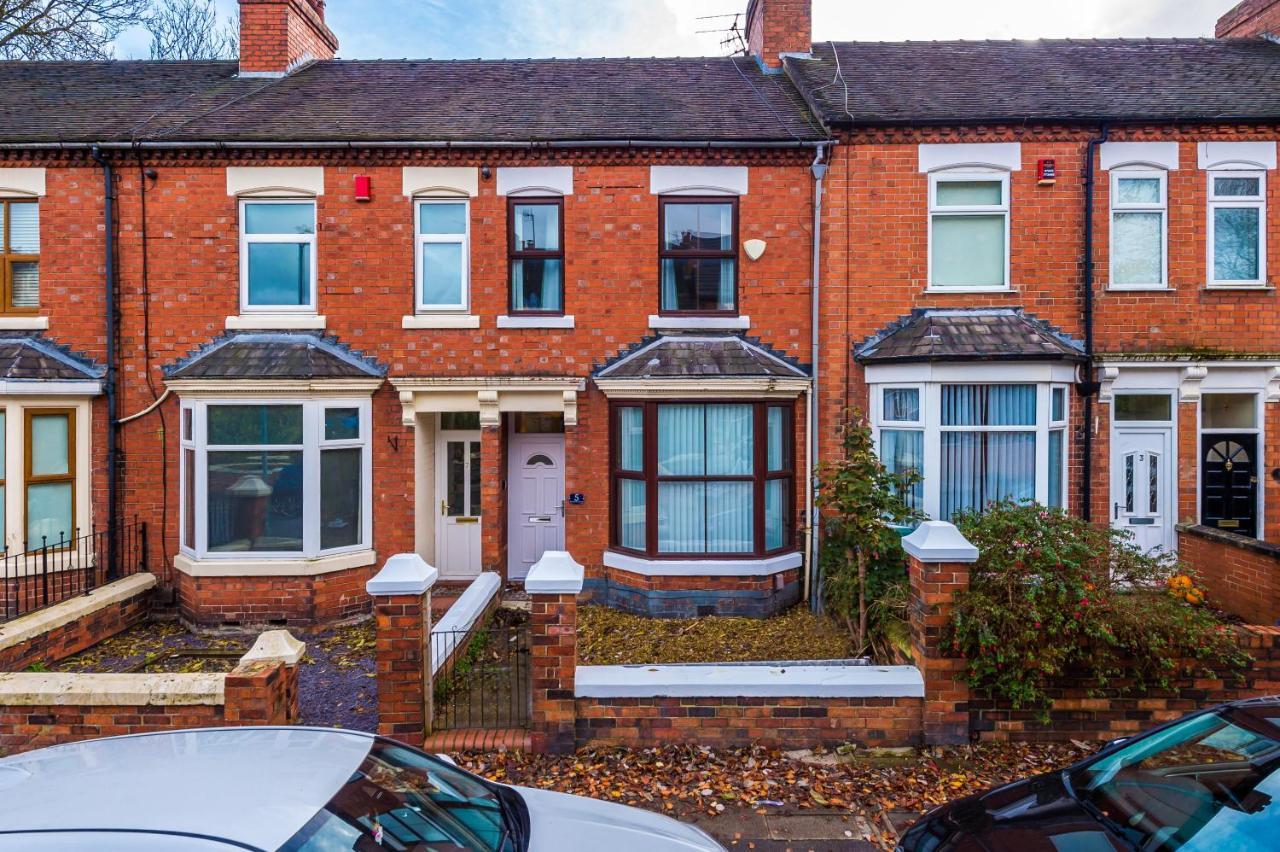 Spacious 3-bed House In By 53 Degrees Property, Ideal For Long Stays, Free Parking - Sleeps 6 Holiday home
